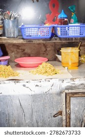 The trader is preparing the process of making freshly cooked fried rice with a fragrant aroma and an appetizing appearance.