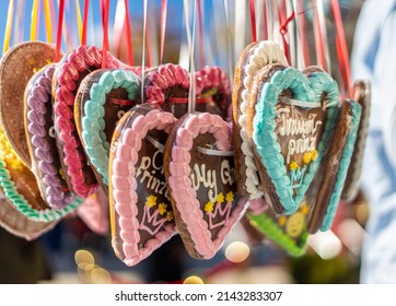 Tradition In Munich - Volksfest Auer Dult: Sweet Temptation At The Stand - Colorful Gingerbread Hearts To Wear With German And English Letters. 