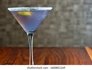 Traditional American Craft Cocktails Made By Artisanal Bartenders Or Mixologists In Speakeasy & Upscale Bars Or Dive Bar Taverns. Cocktails Served In Chilled Cocktail Glasses And Garnished With Fruit.