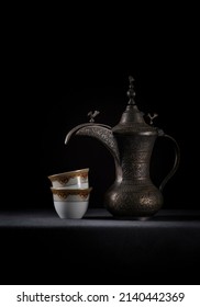 Tasses à café arabes traditionnelles et cafetière. Des tasses de café arabes avec l'antique Dallah.