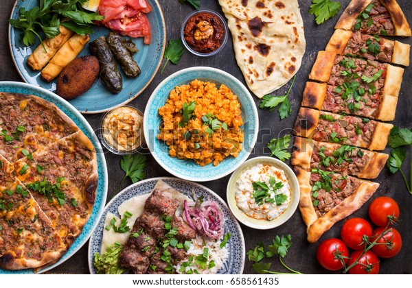 伝統的なトルコ料理の盛り合わせ トルコのピザ ミートケバブ ピタ ブルグル 揚げた肉球 ハムス トルコのミーズセット 中東の夕食 食べ物パーティー トルコ料理 平面図 東洋料理 の写真素材 今すぐ編集