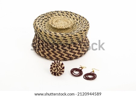 Traditional basket from the Tarahumara community, hand made by a mexican ethnic group. Natural color. Basket made of palm.