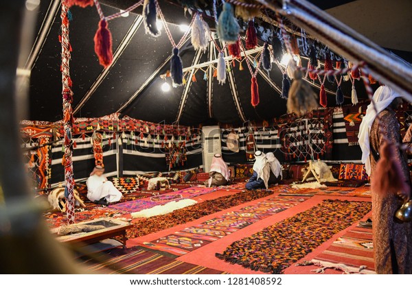 サウジアラビアの伝統的なベドウィンテントで アラビア人の人々は伝統的な服を着ます の写真素材 今すぐ編集
