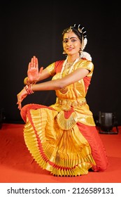 1,482 Bharatanatyam poses Images, Stock Photos & Vectors | Shutterstock