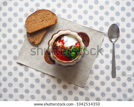 Tomatencremesuppe in roter Schüssel auf Grunge-Hintergrund