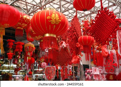 Traditional Chinese New Year Lanterns / Outdoors Photography Of Red Chinese Paper Lanterns On The Street 