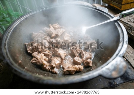 Traditional cooking method using a cauldron and fire. The aroma of smoke inherent in lamb meat. Perfectly fried for a delicious meal.