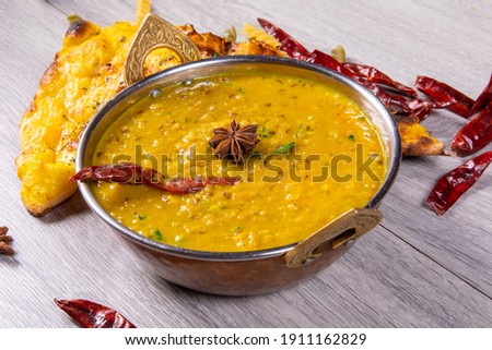 Foto Bild Indische Linsensuppe dal (dhal) in einer Schüssel auf Holztisch