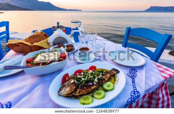 Традиционная критская дорада рыба с греческим салатом, Киссамос, Крит, Греческие острова, Греция, Европа