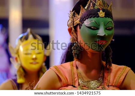 traditional dance uses wooden masks as supporting accessories, mask dance and traditional dancers