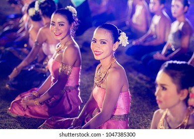 Traditional Dress Khmer Dance Girls Khmer Stock Photo 1047385300 ...