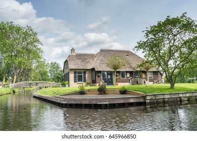 Traditional Dutch House Giethoorn Netherlands Stock Photo 645966850 ...