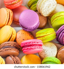 Macarones tradicionales franceses coloridos como fondo. Hay dulces de confección a base de merengue que a menudo se confunden con los macarons.