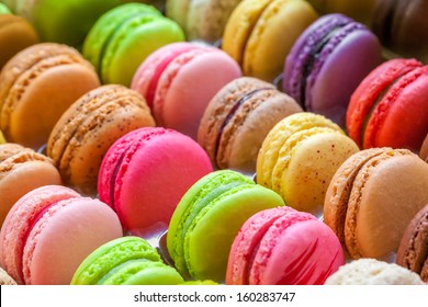 macarons tradicionales de colores franceses en filas en una caja
