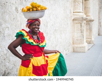 Traditioneller Frischobst-Straßenhändler: Palenquera in der Altstadt von Cartagena in Cartagena de Indias, Karibische Küstenregion, Kolumbien.