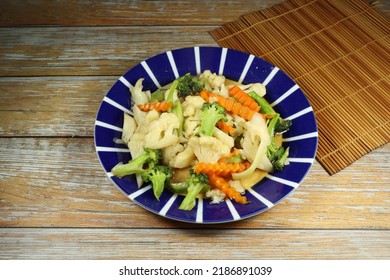 Traditional Fried Mixed Fresh Vegetable With Oyster Sauce Serving On The Plate. Famous Salad Menu In Asian Restaurant. High Fiber And Low Fat Food Menu.