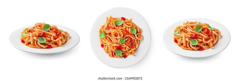 La pasta de linguini tradicional italiana con tomates y albahaca está aislada en un fondo blanco. Un conjunto de pastas con tomates en diferentes ángulos.