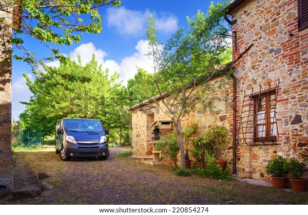 Traditional Italian villa,\
Tuscany, Italy