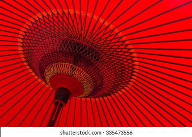 Paraguas rojo japonés tradicional Foto de stock