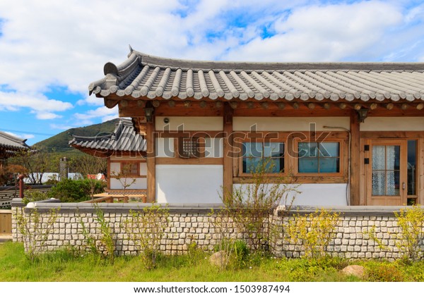 Descubra Arquitectura Tradicional Coreana En Hanok Village Imagenes De Stock En Hd Y Millones De Otras Fotos Ilustraciones Y Vectores En Stock Libres De Regalias En La Coleccion De Shutterstock Se Agregan Miles De Imagenes Nuevas De Alta Calidad