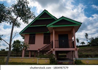 Rumah Kayu Images Stock Photos Vectors Shutterstock