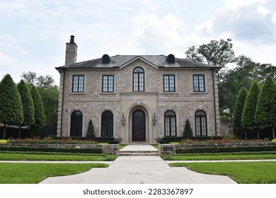 A traditional mansion with exceptional landscaping in Houston, Texas