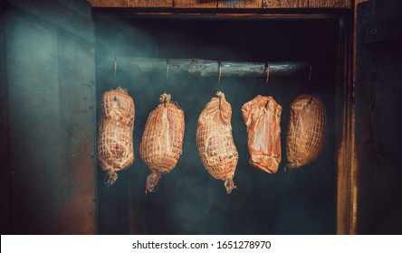 Traditionelle Methode des Rauchens von Fleisch in Rauch. Lebensmittel ohne Chemikalien und Konservierungsmittel. Rauch aus Buchenholz. Sonnenlicht.