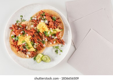 Traditioneller mexikanischer Tacos al Pastor
Authentische Schweinekoteletts mit geschnittenem Ananas