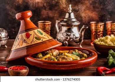 الطبخ المغربي الطحين المغربي Traditional-moroccan-chicken-tagine-olives-260nw-1376274005