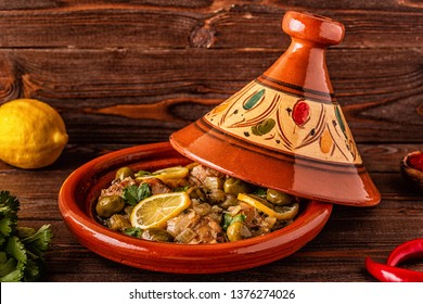 الطبخ المغربي الطحين المغربي Traditional-moroccan-chicken-tagine-olives-260nw-1376274026
