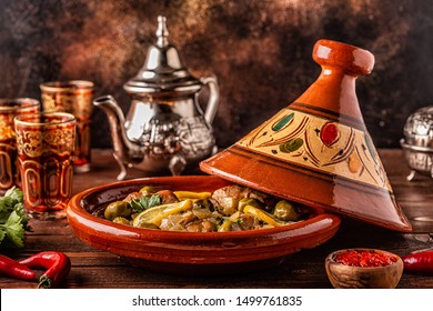 الطبخ المغربي الطحين المغربي Traditional-moroccan-chicken-tagine-olives-260nw-1499761835