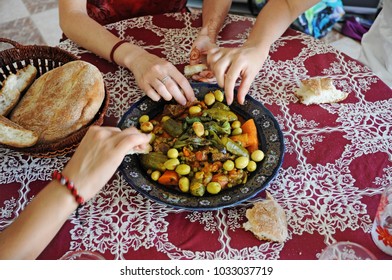 الطبخ المغربي الطحين المغربي Traditional-moroccan-food-on-plate-260nw-1033037719