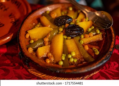 الطبخ المغربي الطحين المغربي Traditional-moroccan-tajine-meal-aka-260nw-1717554481