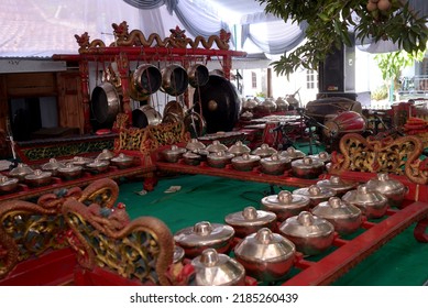 The traditional musical instruments of Central Java were preceded by gamelan musical instruments, at which time Indonesia was still in hindu-buddhist culture