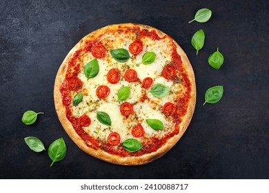 Pizza italiana tradicional napolitana margherita con tomates y mozzarella servida como top view en un antiguo tablero rústico con espacio libre de texto 