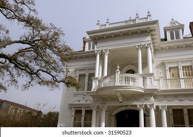 Traditional New Orleans House In Garden District Street