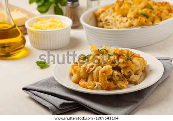 Traditional\
North American dish. Baked pasta with\
cheese.