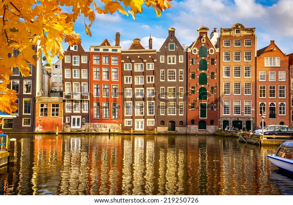 オランダ アムステルダムの伝統的な古い建物 の写真素材 今すぐ編集