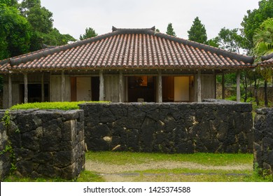 沖縄 民家 屋根 の写真素材 画像 写真 Shutterstock
