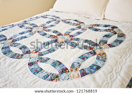 traditional patchwork quilt, wedding ring quilt