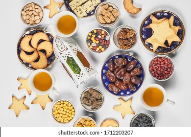 Traditionelles Ramadan-Abendessen auf weißem Tisch. Traditionelles Mittleres Mittagessen mit Keksen und Süßigkeiten. Ramazan Iftar Essen - Essen Muslime essen nach Sonnenuntergang während Ramadan. Draufsicht
