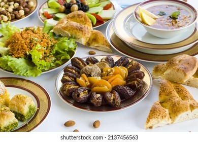 Traditionelles Ramadan Dinner-Iftar-Menü mit elegantem Abendessen, Suppe, Trockenterminobst, Salat, Brot und Wasser.