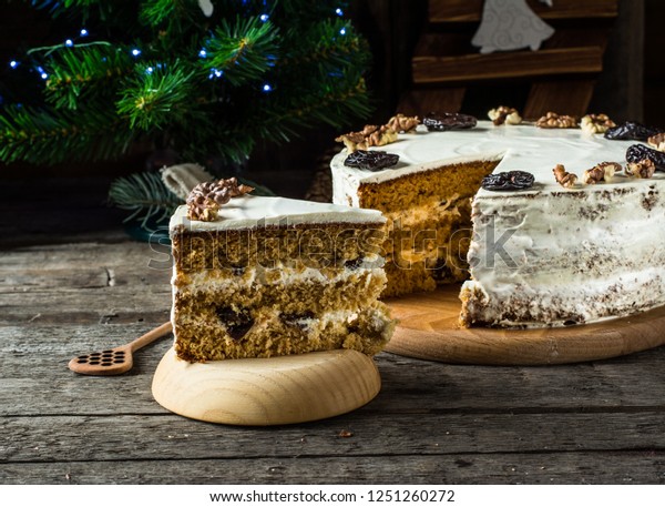 伝統的なロシアのハニーケーキ 冬の構図 クリスマスケーキ 正月の飾り 聖降誕祭の鹿 クリスマスの飾り スパークラー入りハネケーキ クリスマスツリーの上にガーランド ニンジンケーキ の写真素材 今すぐ編集