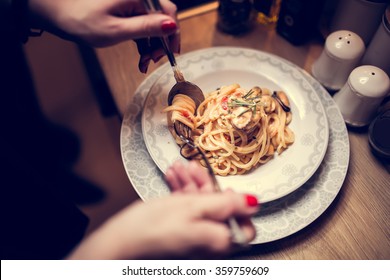 Traditional Spaghetti With Mussels Meat And Cream.Mussels With Spaghetti In Tomato Sauce.Pasta With Mussel Capsicum.Fit Diet And Healthy Food Lifestyle.Homemade Seafood.Aphrodisiac Dinner For Date