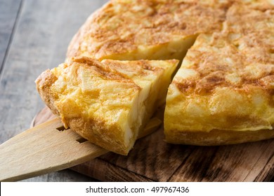 Tortilla tradicional española sobre mesa de madera

