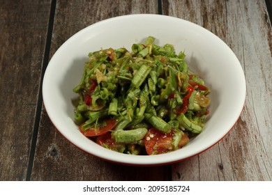 Traditional Spicy String Bean Salad (Green Yard Long Bean) Dressing With Pickled Fish Sauce Serving In The Bowl. Famous Local Street Food Menu In Asia.