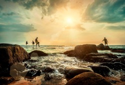 Pêcheurs Traditionnels Sri-lankais à L'oeuvre Sous Le Soleil Couchant. Icône Culturelle La Plus Populaire Pour Les Voyageurs Sur Les Plages Océaniques Au Sri Lanka.