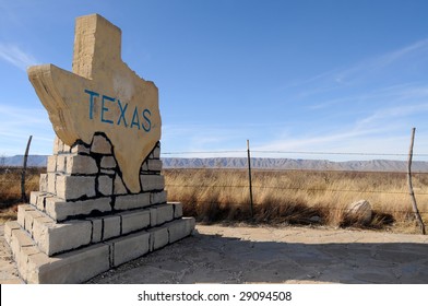 Panneau traditionnel en pierre accueillant l'état du Texas sur une route rurale