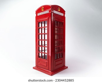 Cabina de teléfono tradicional en Londres, Reino Unido. aislado en fondo blanco