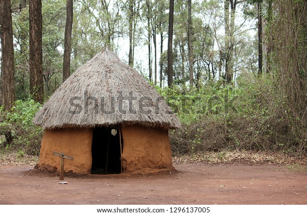 ケニアの伝統的な部族の小屋 ケニアのボマ ナイロビ 東アフリカ の写真素材 今すぐ編集